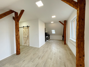 byt 2+kk - podkrovní - Prodej nájemního domu 550 m², Lety