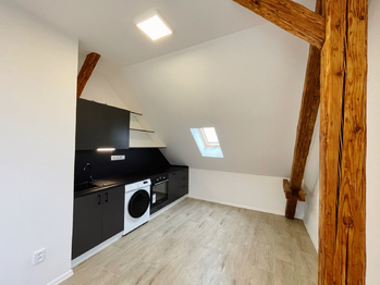 byt 2+kk - podkrovní - Prodej nájemního domu 550 m², Lety
