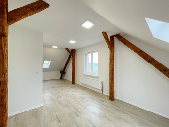 byt 2+kk - podkrovní - Prodej nájemního domu 550 m², Lety