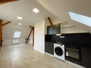 byt 2+kk - podkrovní - Prodej nájemního domu 550 m², Lety