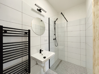 byt 2+kk - podkrovní - Prodej nájemního domu 550 m², Lety