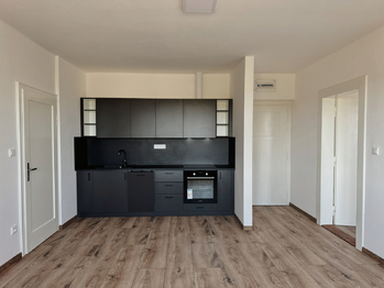 byt 2+kk - podkroví - Prodej nájemního domu 550 m², Lety