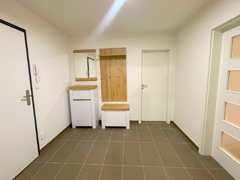 Vstupní hala - Prodej bytu 1+kk v osobním vlastnictví 43 m², Brandýs nad Labem-Stará Boleslav
