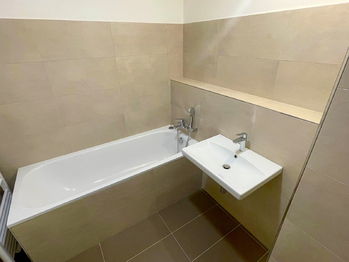 Koupelna - Prodej bytu 1+kk v osobním vlastnictví 43 m², Brandýs nad Labem-Stará Boleslav