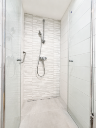 moderní koupelna s WC - Prodej chaty / chalupy 90 m², Počedělice