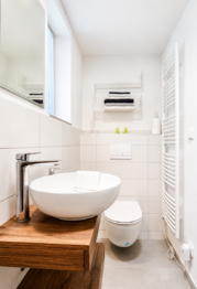 moderní koupelna s WC - Prodej chaty / chalupy 90 m², Počedělice