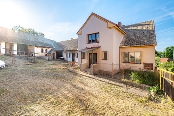 Prodej domu 390 m², Bernartice