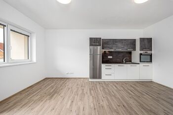 obývací pokoj s kuchyní - Prodej bytu 2+kk v osobním vlastnictví 50 m², České Budějovice