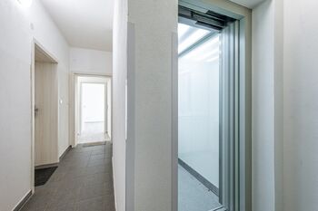 výtah a vstup do bytu - Prodej bytu 2+kk v osobním vlastnictví 50 m², České Budějovice