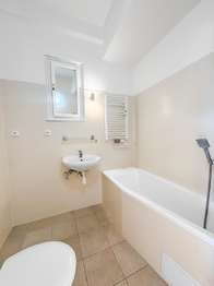 Koupelna - Pronájem bytu 1+kk v osobním vlastnictví 26 m², Praha 2 - Nové Město