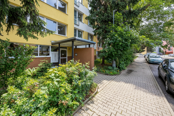 Vchod do budovy - Prodej bytu 2+kk v osobním vlastnictví 41 m², Kralupy nad Vltavou