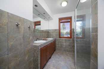 Koupelna - Prodej domu 210 m², Praha 9 - Běchovice
