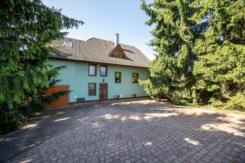 Pohled na dům - Prodej domu 210 m², Praha 9 - Běchovice