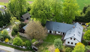 pohled z dronu se stodolou, roubenkou - Prodej zemědělského objektu 800 m², Holetín