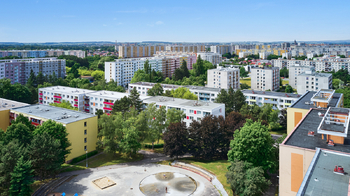 Okolí domu - Prodej bytu 3+1 v družstevním vlastnictví 68 m², Hradec Králové