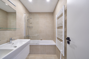 Koupelna - Prodej bytu 3+1 v družstevním vlastnictví 68 m², Hradec Králové