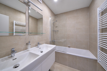 Koupelna - Prodej bytu 3+1 v družstevním vlastnictví 68 m², Hradec Králové