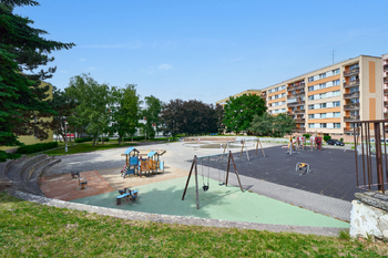 Hřiště u domu - Prodej bytu 3+1 v družstevním vlastnictví 68 m², Hradec Králové