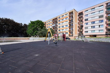 Hřiště u domu - Prodej bytu 3+1 v družstevním vlastnictví 68 m², Hradec Králové