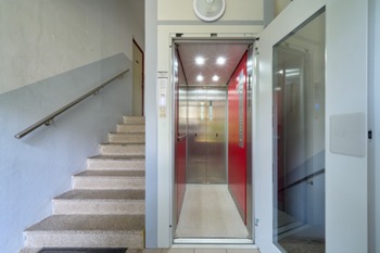 Výtah v domě - Prodej bytu 3+1 v družstevním vlastnictví 68 m², Hradec Králové