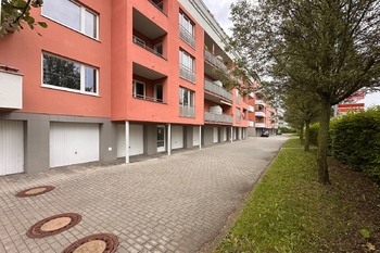 bytový dům pohled na lodžii foto 2 - Prodej bytu 2+kk v osobním vlastnictví 51 m², Brno