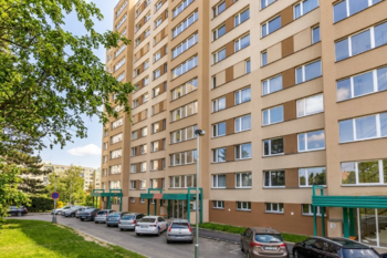 Pohled na dům - vstup - Pronájem bytu 2+kk v družstevním vlastnictví 42 m², Praha 4 - Chodov