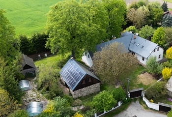 pohled z dronu, bazény, stodola, roubenka, penzion - Prodej ubytovacího zařízení 800 m², Holetín