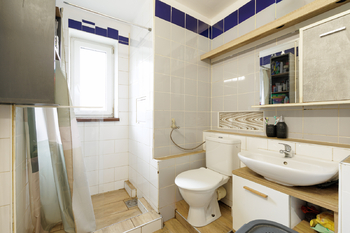 koupelna s WC - Prodej bytu 3+1 v osobním vlastnictví 57 m², Kutná Hora
