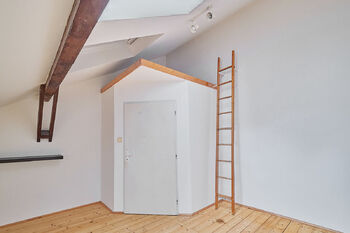 Praktický úložný prostor v pokoji - Pronájem bytu 2+1 v osobním vlastnictví 77 m², Praha 1 - Nové Město