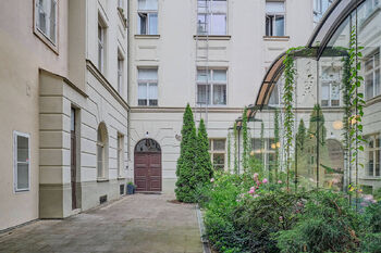 Atrium bytového domu - Pronájem bytu 2+1 v osobním vlastnictví 77 m², Praha 1 - Nové Město