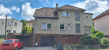 Pohled na dům ze silnice - Prodej domu 178 m², Zlín