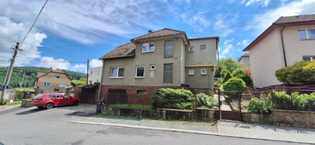 Pohled na dům ze silnice - Prodej domu 178 m², Zlín