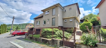Pohled na dům ze silnice - Prodej domu 178 m², Zlín