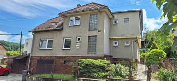 Pohled na dům ze silnice - Prodej domu 178 m², Zlín