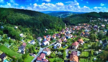 Pohled na dům a okolí z výšky - Prodej domu 178 m², Zlín