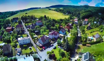 Pohled na dům a okolí z výšky - Prodej domu 178 m², Zlín