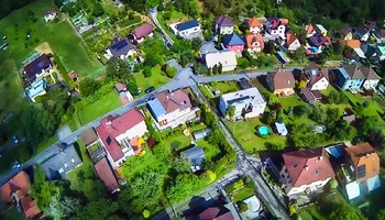 Pohled na dům a okolí z výšky - Prodej domu 178 m², Zlín