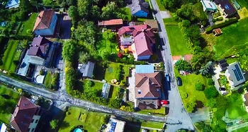 Pohled na dům a okolí z výšky - Prodej domu 178 m², Zlín