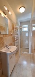 Koupelna v 1. patře - Prodej domu 178 m², Zlín