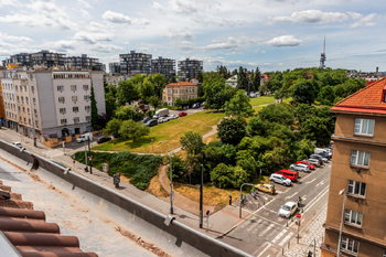 4. Západní výhled z ložnice v 8. NP - Prodej bytu 2+kk v osobním vlastnictví 46 m², Praha 3 - Žižkov