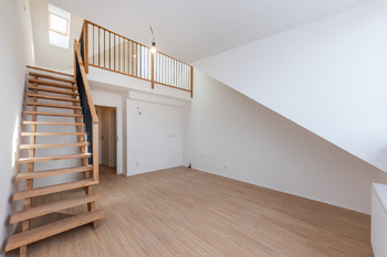 6. Obývací pokoj v 7. NP - Prodej bytu 2+kk v osobním vlastnictví 46 m², Praha 3 - Žižkov