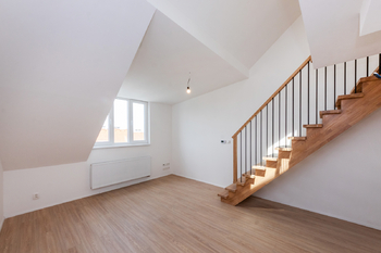 7. Obývací pokoj v 7. NP - Prodej bytu 2+kk v osobním vlastnictví 46 m², Praha 3 - Žižkov