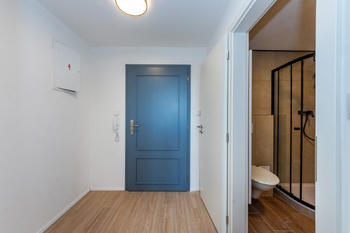 8. Předsíň, vstup do bytu a vstup do koupelny v 7. NP - Prodej bytu 2+kk v osobním vlastnictví 46 m², Praha 3 - Žižkov