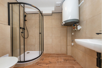 9. Koupelna se sprchovým koutem v 7. NP - Prodej bytu 2+kk v osobním vlastnictví 46 m², Praha 3 - Žižkov