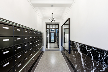 12. Vstup do domu - Prodej bytu 2+kk v osobním vlastnictví 46 m², Praha 3 - Žižkov