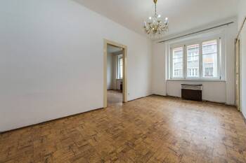 5. Obývací pokoj a pohled k ložnici - Pronájem bytu 2+1 v osobním vlastnictví 49 m², Praha 10 - Strašnice
