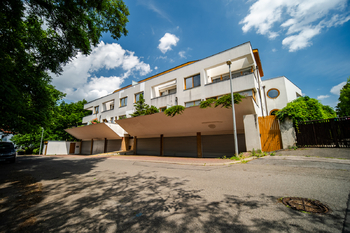 Pohled z ulice - Prodej bytu 2+kk v osobním vlastnictví 53 m², Praha 5 - Smíchov