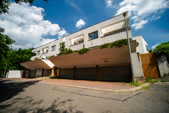 Pohled z ulice - Prodej bytu 2+kk v osobním vlastnictví 53 m², Praha 5 - Smíchov
