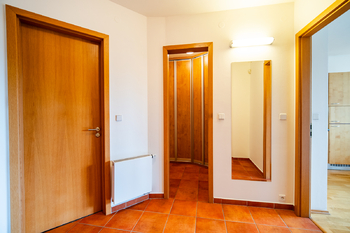 Chodba - Prodej bytu 2+kk v osobním vlastnictví 53 m², Praha 5 - Smíchov