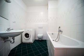 Koupelna - Prodej bytu 2+kk v osobním vlastnictví 53 m², Praha 5 - Smíchov